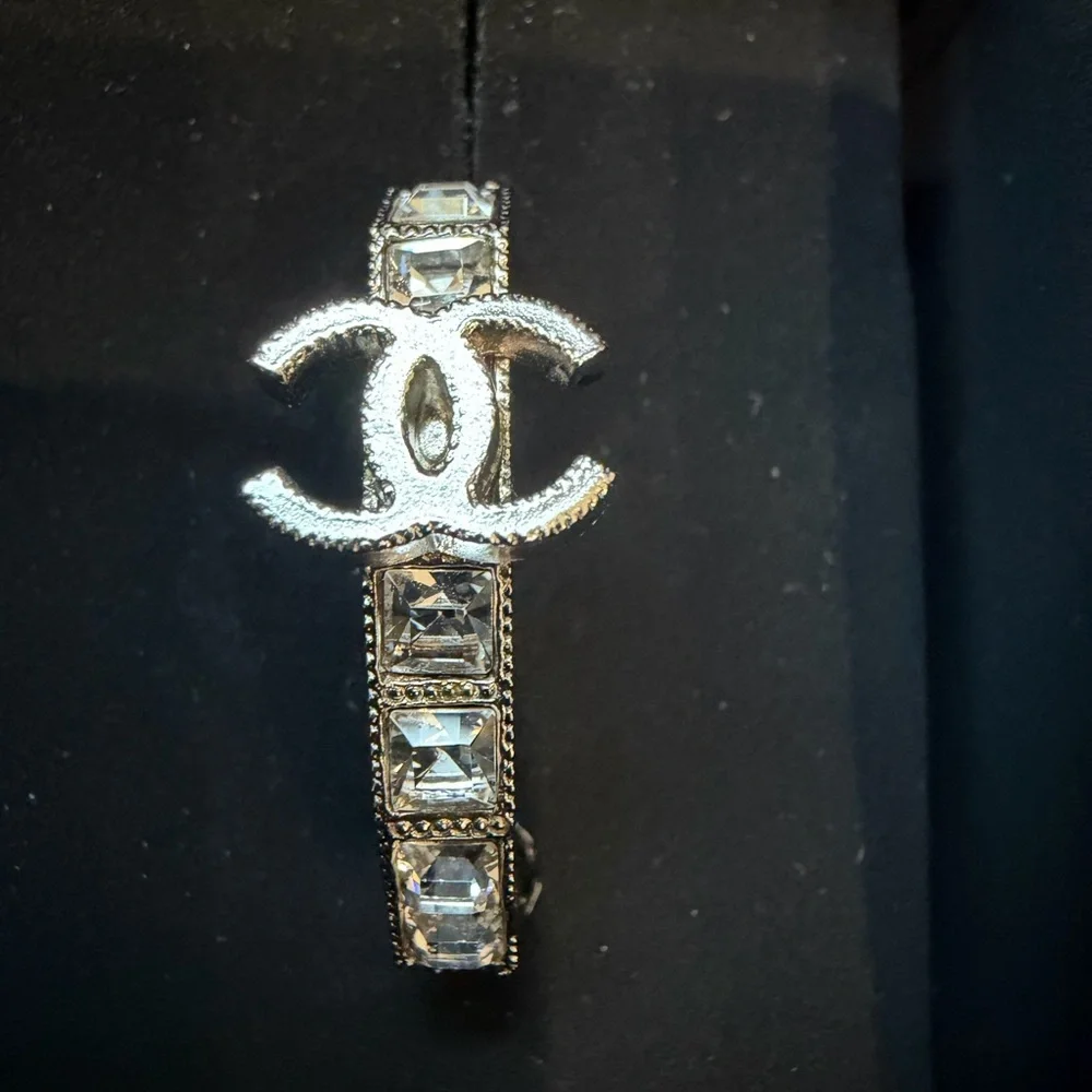 CHANEL Strass Silver Crystal Stud Earrings with box - Picture 7 of 11